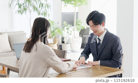 訪問営業をするビジネスマン 115192610