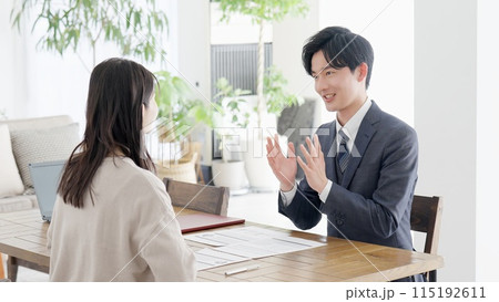 訪問営業をするビジネスマン 訪問営業をするビジネスマン 115192611