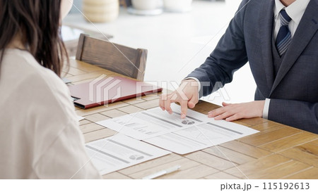 訪問営業をするビジネスマンの手元 115192613