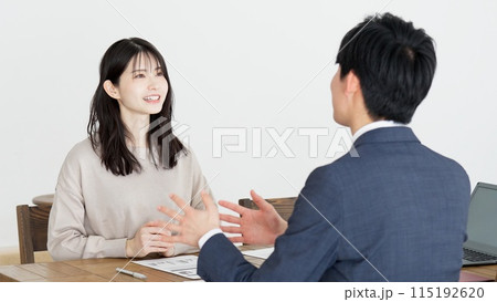 自宅で訪問営業を受ける女性 115192620