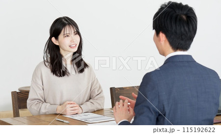自宅で訪問営業を受ける女性 115192622