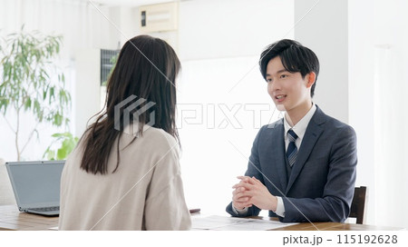 訪問営業をするビジネスマン 訪問営業をするビジネスマン 115192628