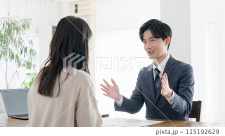 訪問営業をするビジネスマン 訪問営業をするビジネスマン 115192629