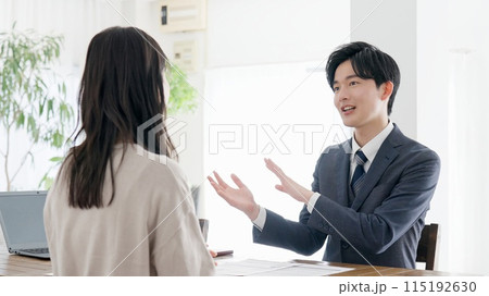 訪問営業をするビジネスマン 訪問営業をするビジネスマン 115192630