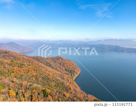 紅葉する秋の奥琵琶湖 空撮 紅葉する秋の奥琵琶湖 空撮 115192771