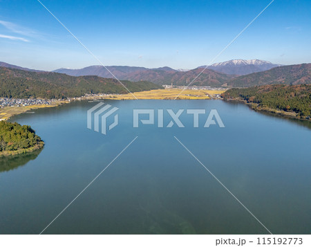 紅葉する秋の余呉湖　空撮 115192773