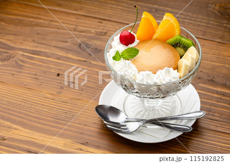 木目のテーブルにプリンアラモードとコピースペース 木目のテーブルにプリンアラモードとコピースペース 115192825