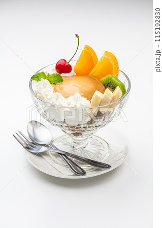 白背景にガラスの器にはいったプリンアラモード 115192830