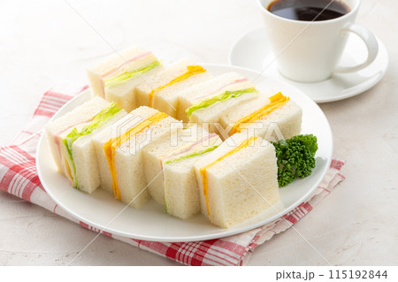 サンドイッチとホットコーヒー サンドイッチとホットコーヒー 115192844