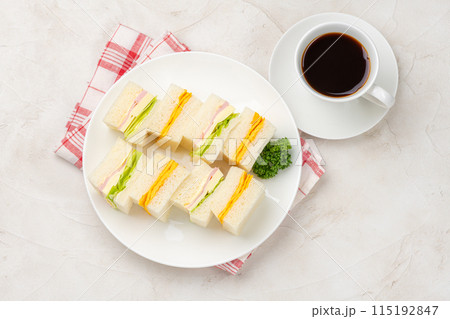 サンドイッチとホットコーヒーの俯瞰 115192847