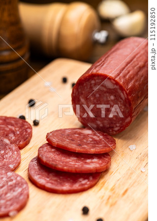まな板の上でカットしたサラミ 115192850