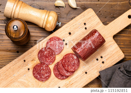 まな板の上でカットしたサラミの俯瞰 115192851