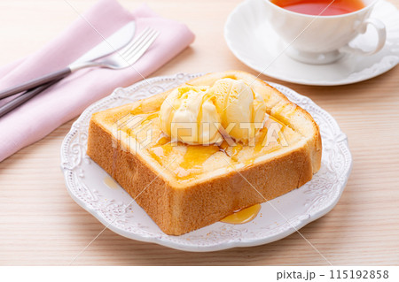 テーブルにバニラアイスをのせたハニートーストと紅茶 115192858
