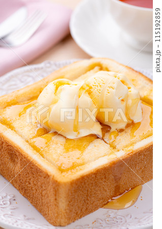 テーブルにバニラアイスをのせたハニートーストと紅茶 115192859