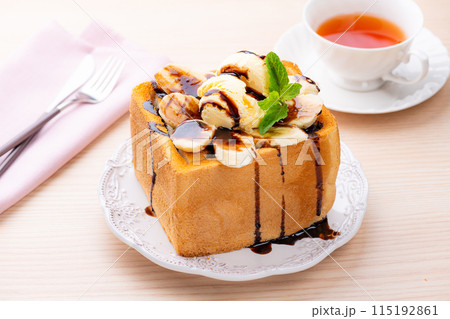 バニラアイスとチョコとバナナのハニートースト 115192861