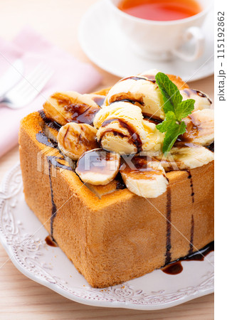 バニラアイスとチョコとバナナのハニートースト 115192862