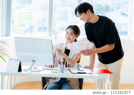 若い男女、ビジネスウーマン、オフィスカジュアル 115192877