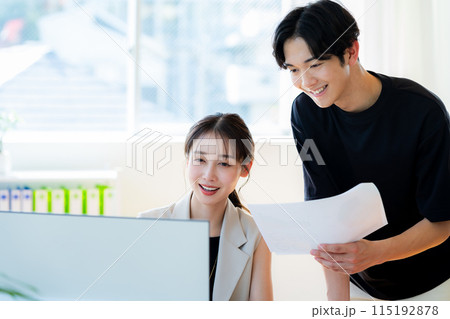 若い男女、ビジネスウーマン、オフィスカジュアル 115192878
