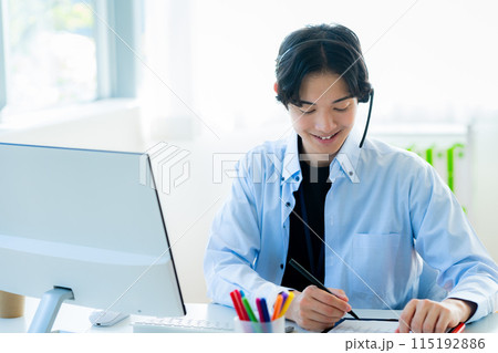 オフィスで働く男性のオペレーター 115192886