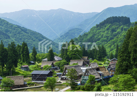 富山県　五箇山　相倉合掌造り集落　相倉展望台からの風景　世界遺産 115192911