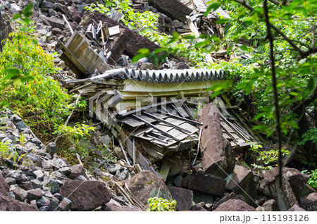 熊本城の奉行丸の崩落した石垣と塀 115193126