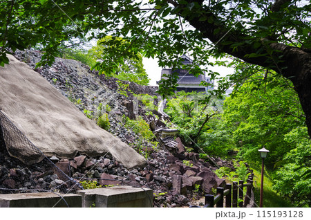 熊本城の奉行丸の崩落した石垣と塀 115193128