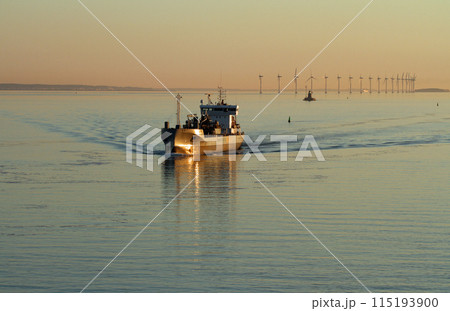 白夜のコペンハーゲン沖に浮かぶ船舶と洋上風力発電 白夜のコペンハーゲン沖に浮かぶ船舶と洋上風力発電 115193900
