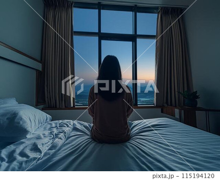 眠れず窓を眺める女性 眠れず窓を眺める女性 115194120