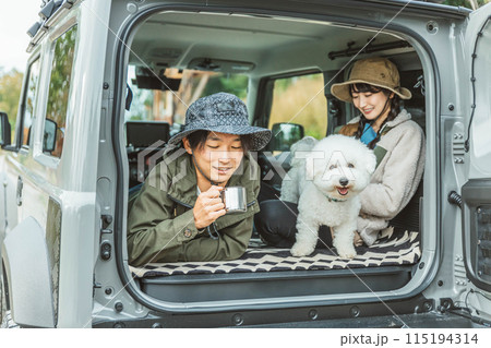 犬・ペットを連れてドライブ・デイキャンプ・キャンプ・車中泊する若いアジア人カップル・夫婦・キャンパー 115194314