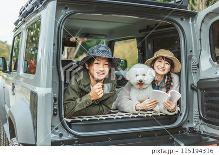 犬・ペットを連れてドライブ・デイキャンプ・キャンプ・車中泊する若いアジア人カップル・夫婦・キャンパー 115194316