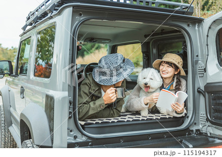 犬・ペットを連れてドライブ・デイキャンプ・キャンプ・車中泊する若いアジア人カップル・夫婦・キャンパー 犬・ペットを連れてドライブ・デイキャンプ・キャンプ・車中泊する若いアジア人カップル・夫婦・キャンパー 115194317
