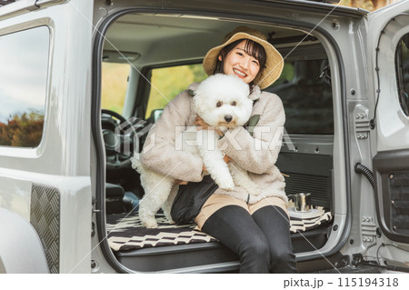 愛犬・ペットと一緒にキャンプ・ハイキング・ドライブに来た若いアジア人女性 115194318