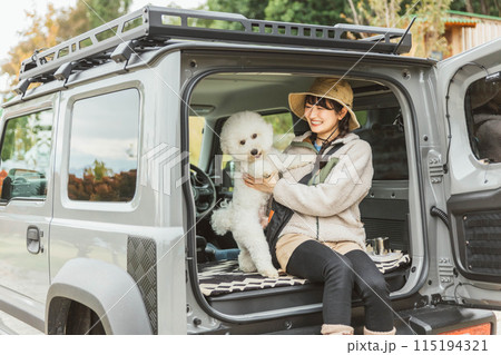 愛犬・ペットと一緒にキャンプ・ハイキング・ドライブに来た若いアジア人女性 115194321