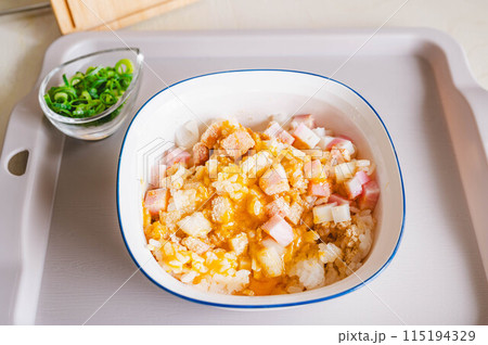 レンジで作るチャーハン　具材を合わせる 115194329