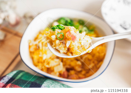 スプーンですくった卵チャーハン 115194338