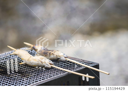 バーベキューで鮎の塩焼きをするイメージ バーベキューで鮎の塩焼きをするイメージ 115194429