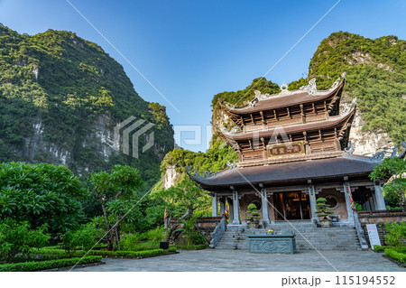 ベトナムハノイ 渓谷の川を手漕ぎのボートで進むニンビンのボートツアーで立ち寄る寺院 ベトナムハノイ 渓谷の川を手漕ぎのボートで進むニンビンのボートツアーで立ち寄る寺院 115194552