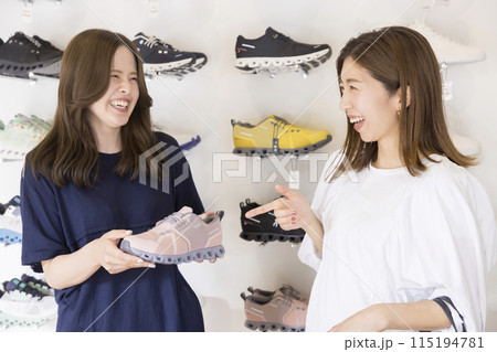シューズショップで買い物をする若い女性 シューズショップで買い物をする若い女性 115194781
