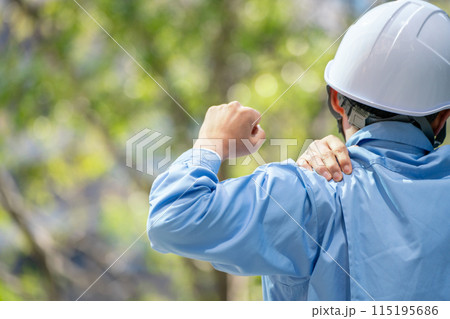 作業服の男性　ストレッチ　肩　アップ 115195686