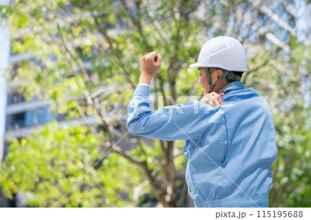 作業服の男性 ストレッチ 肩 作業服の男性 ストレッチ 肩 115195688
