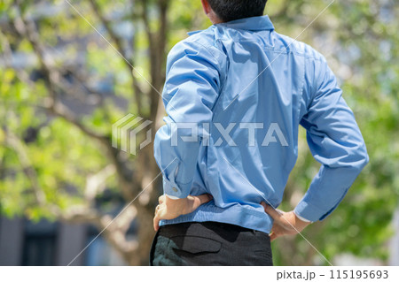 作業服の男性　ストレッチ　腰 115195693