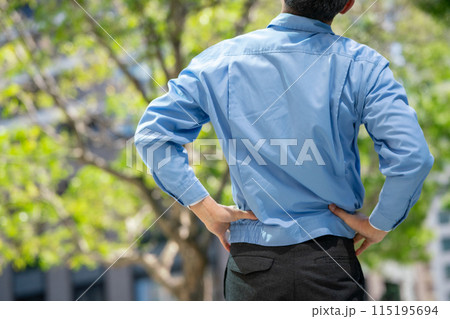 作業服の男性　ストレッチ　腰 115195694