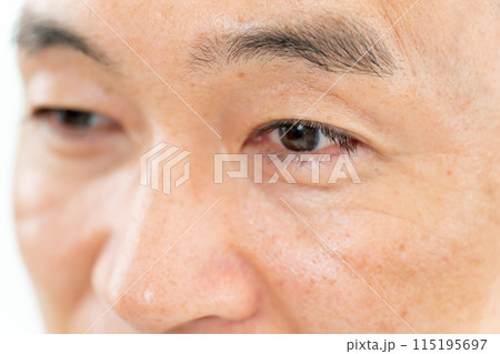 ミドル男性　目元　アップ 115195697