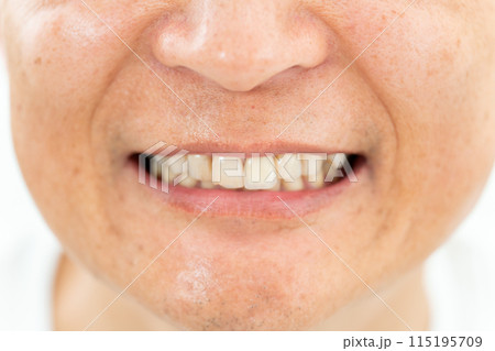 ミドル男性　オーラルケア 115195709