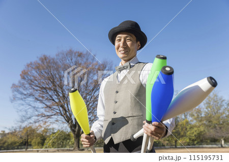 ジャグリングをする男性イメージ ジャグリングをする男性イメージ 115195731