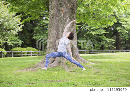 屋外でリバースウォーリアをする女性　外ヨガイメージ 115195979