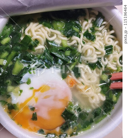 「ニラと卵」を加えたカップ麺 「ニラと卵」を加えたカップ麺 115196464