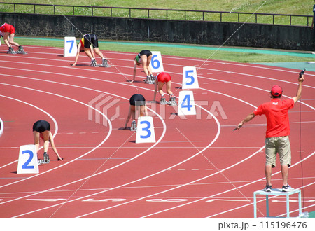 陸上競技大会の女子400mリレーのスタート 115196476