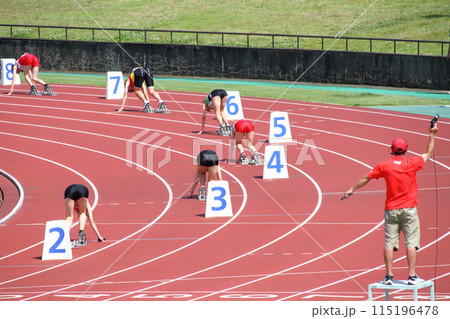 陸上競技大会の女子400mリレーのスタート 115196478