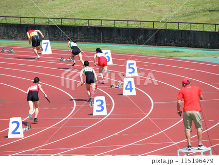 陸上競技大会の女子400mリレーのスタート 115196479